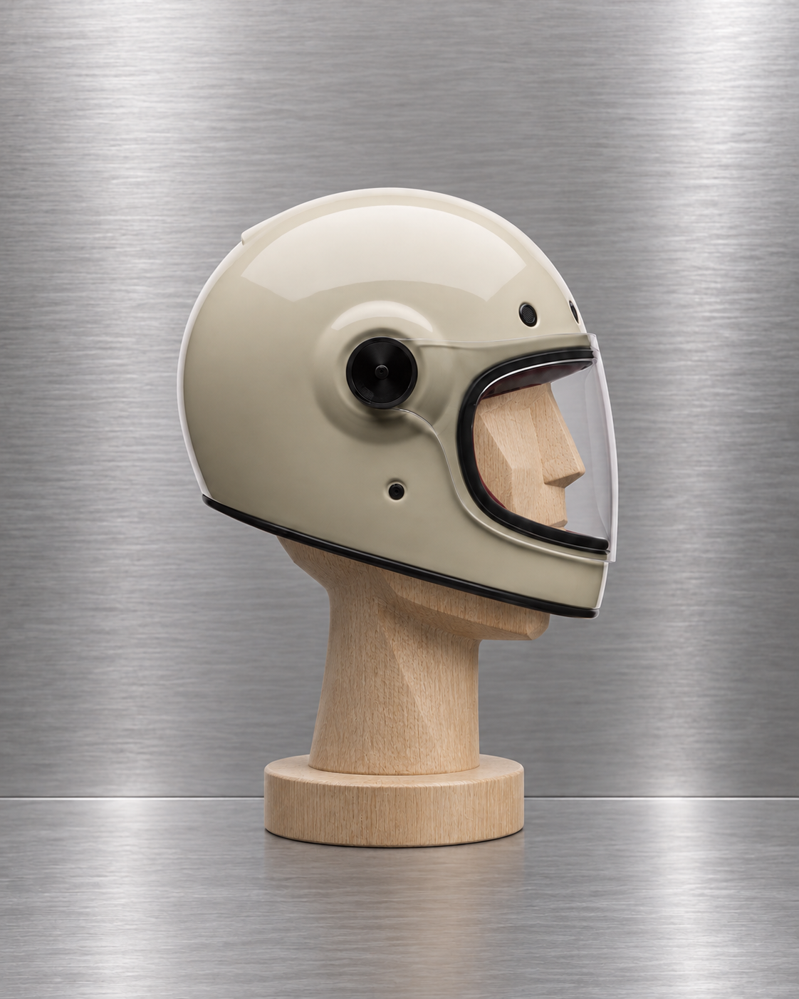 Casque Bell crème présenté sur une tête en bois stylisée, devant un fond aluminium brossé